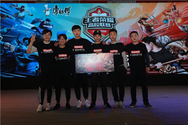 数据上具有 数据上具有